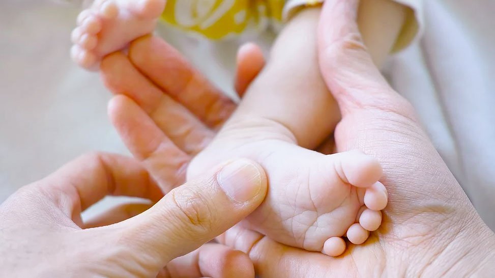 Réflexologie plantaire massage pieds mains bébé Annecy